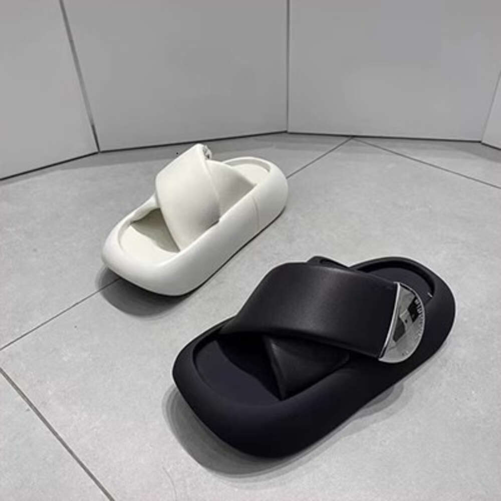 European and American Thick Soled Metal Cross Height Holiday Beach Slippers Women's Sandals Minimalist Style