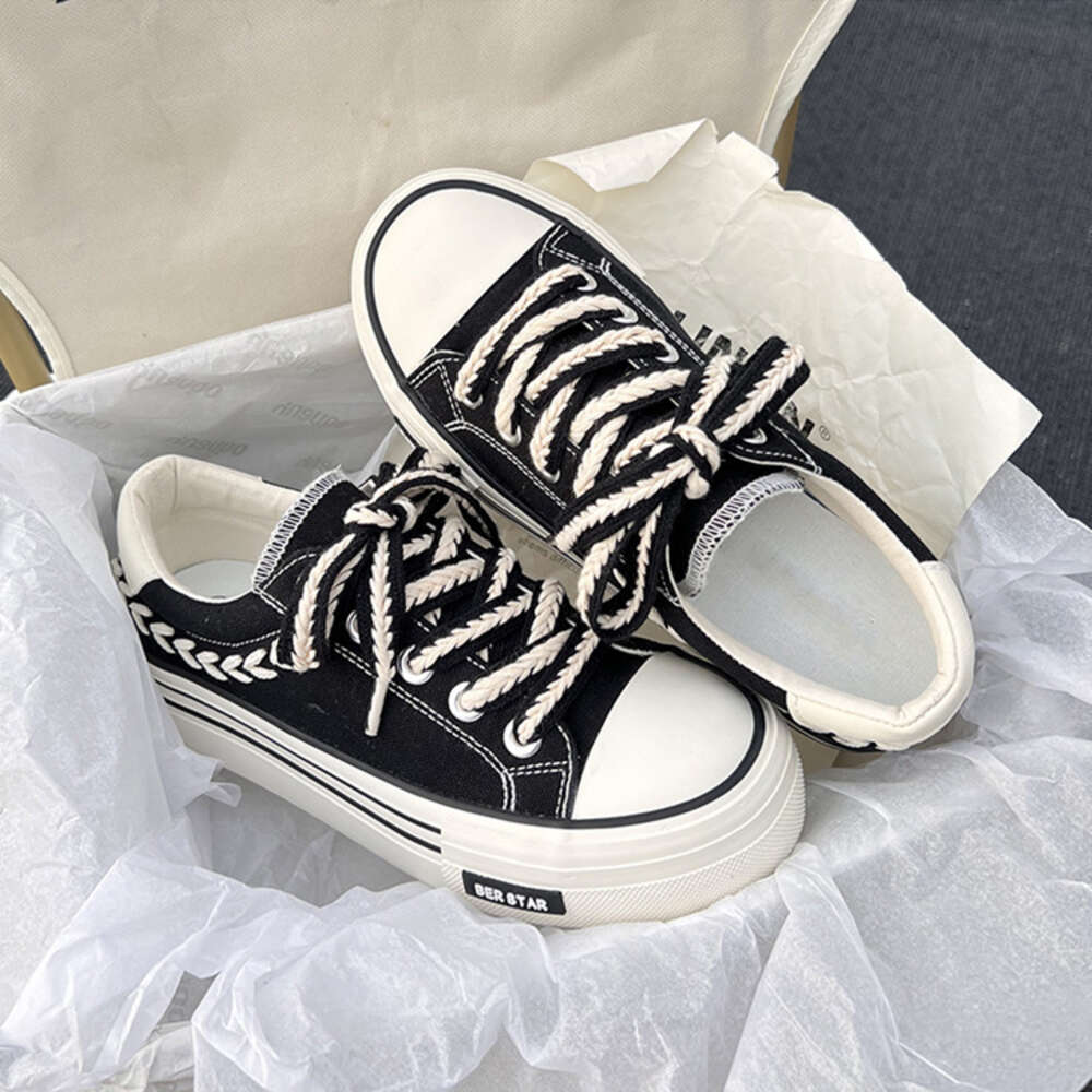 2024 New Women's Casual Fashion Trend Versatile White Thick Sole Board Shoes