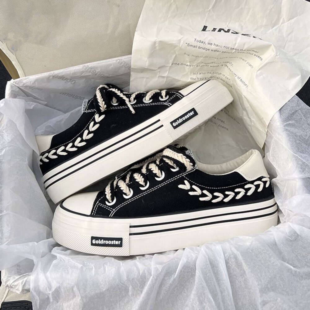 2024 New Women's Casual Fashion Trend Versatile White Thick Sole Board Shoes