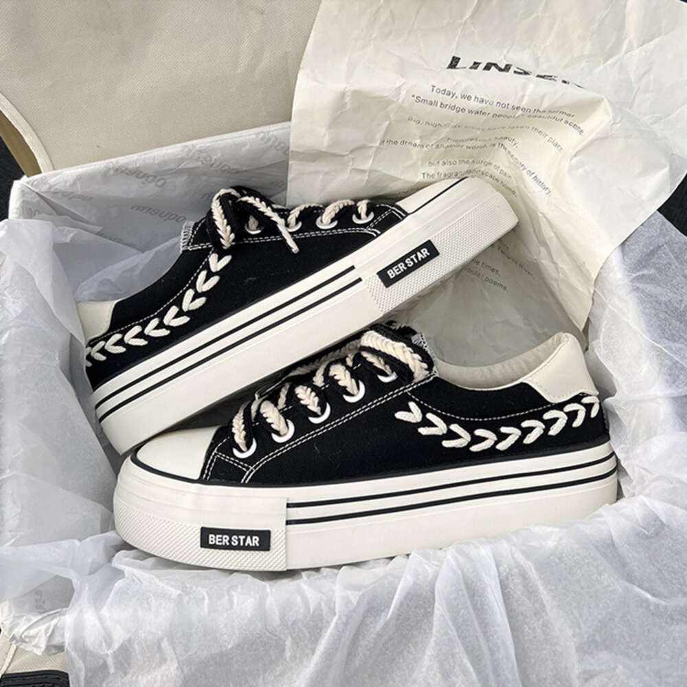 2024 New Women's Casual Fashion Trend Versatile White Thick Sole Board Shoes