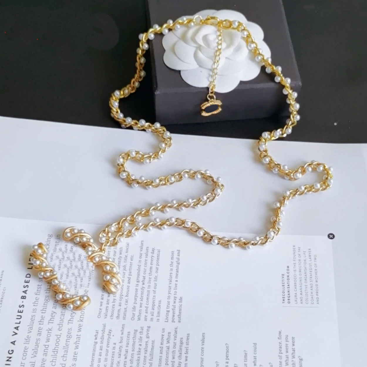 20style Classic Brand Necklace Designer Fried Dough Twist Pearl Lettered Pendant Necklaces Womens Wedding Christm Jewelry Gift