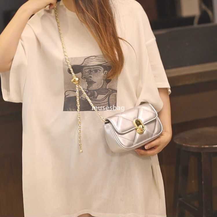 Hot selling trend small square bag new daily outfit simple and generous small bag for women fashionable diamond grid chain single shoulder crossbody b