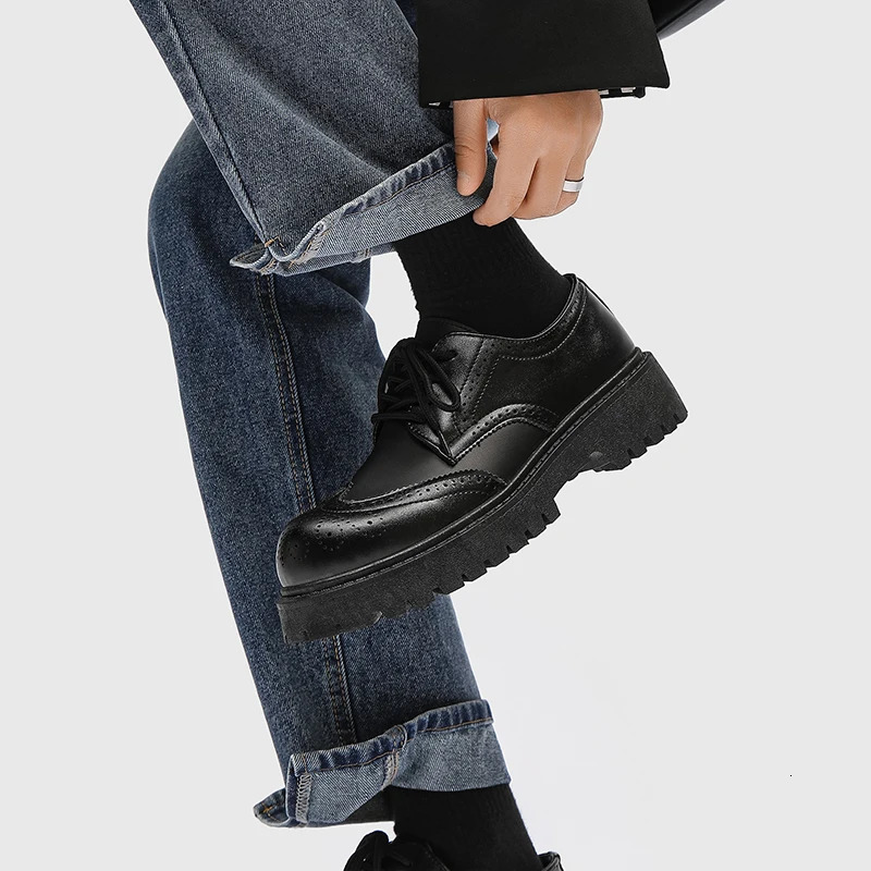 Strongshen mens casual and fashionable shoes handcrafted Brogue leather business shoes mens apartment black and white Oxford formal shoes 240615