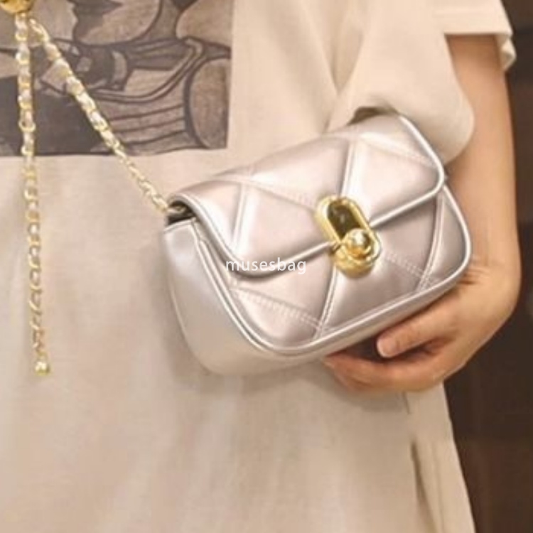 Hot selling trend small square bag new daily outfit simple and generous small bag for women fashionable diamond grid chain single shoulder crossbody b