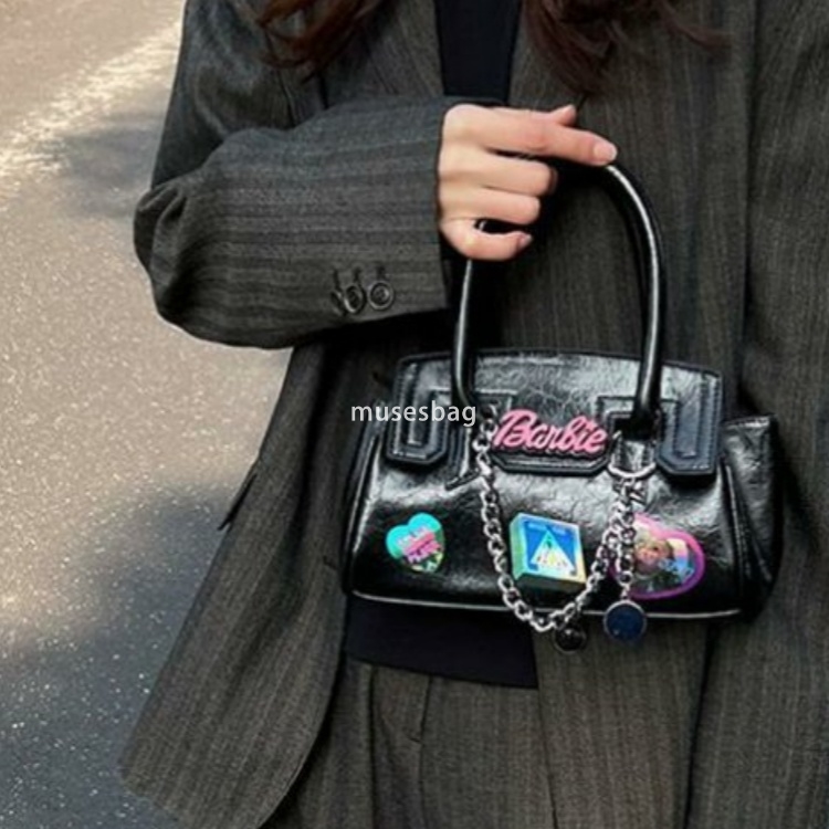Women new fashionable and textured handbag niche crossbody bag black chain one shoulder portable motorcycle spicy girl bag for women