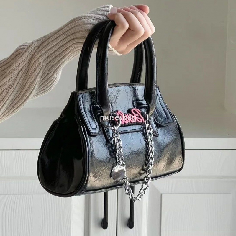 Women new fashionable and textured handbag niche crossbody bag black chain one shoulder portable motorcycle spicy girl bag for women