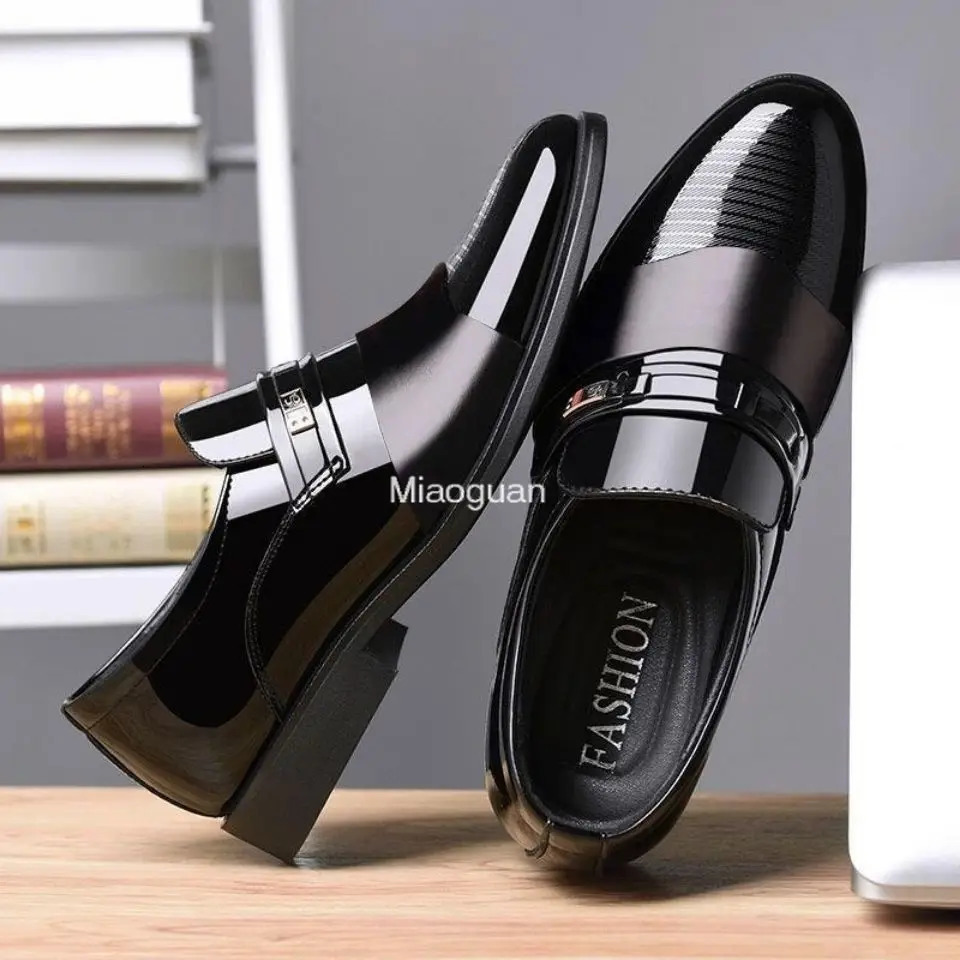 Spring/Summer 2024 Mens Casual Fashion Business Shoes Solid Color Patent Leather Mens Wedding Shoes Non slip 240615
