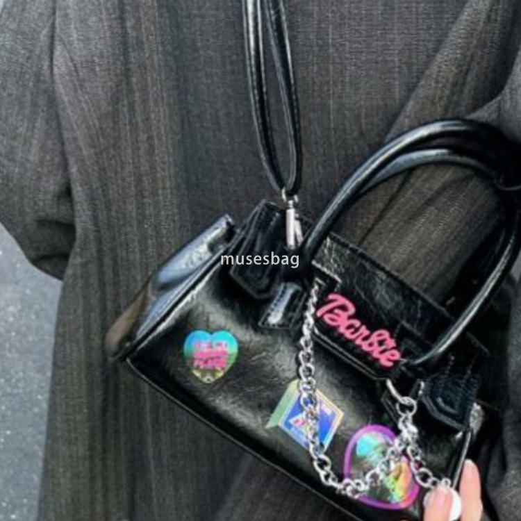 Women new fashionable and textured handbag niche crossbody bag black chain one shoulder portable motorcycle spicy girl bag for women