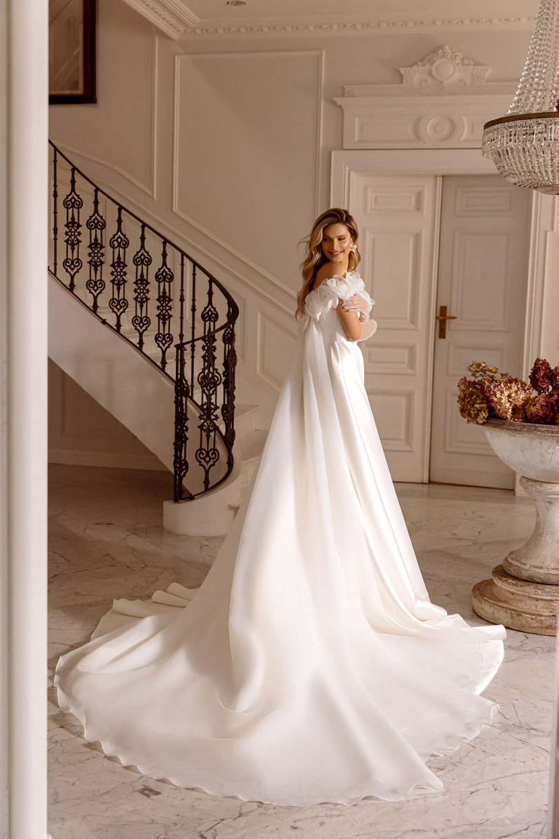 Charming wers Appliqued Wedding Dresses Off The Shoulder Bridal Gowns With Pockets A e Sweep Train Satin Vestido De Novia