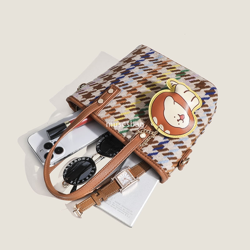 High quality women's designer classic fashion multifunctional PU crossbody bag with grid pattern portable vegetable basket simple and lightweight