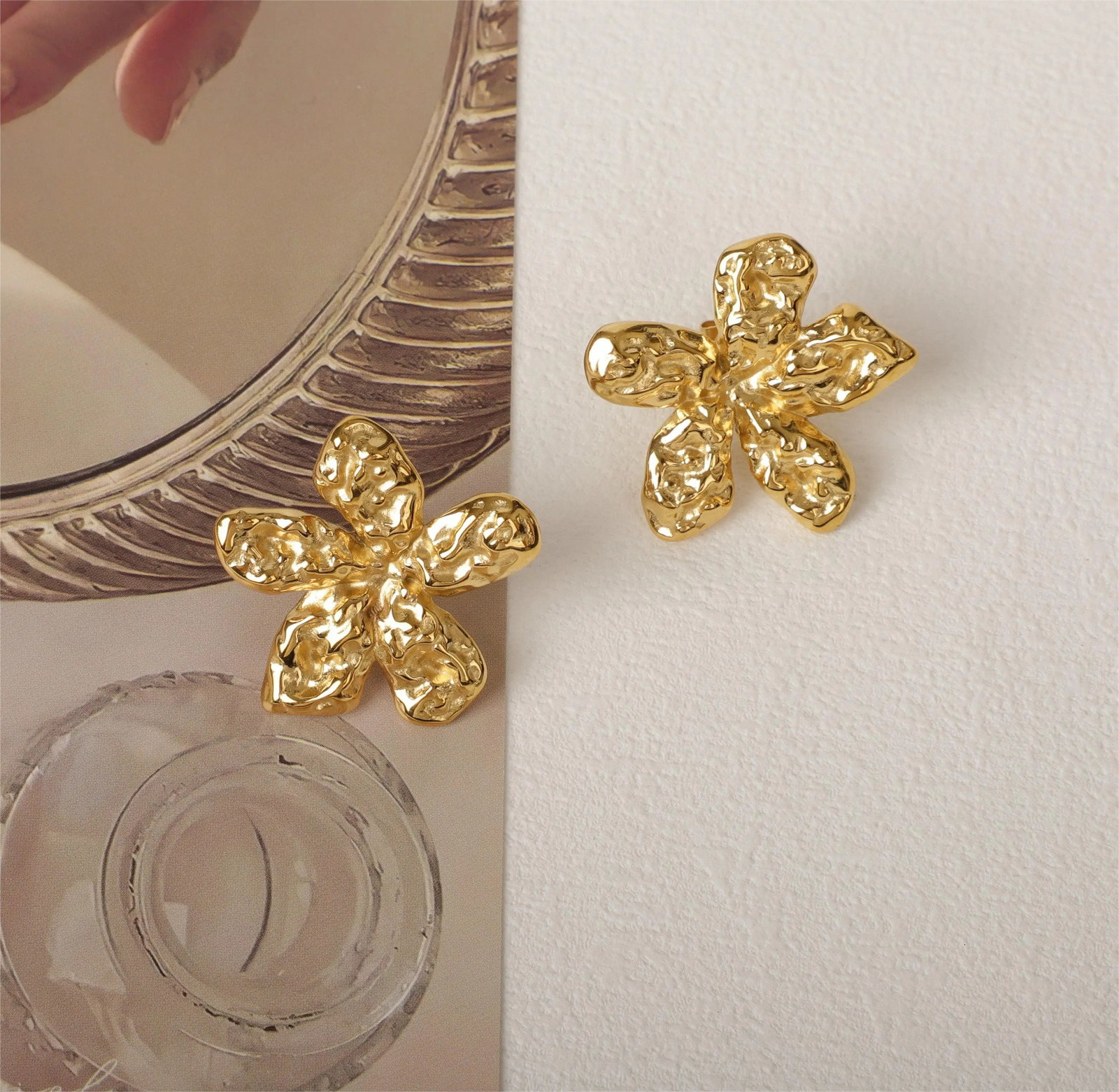 Arrival Minimalist 18K GoldPlated Hammer Flower Earrings Retro Stainless Steel NonTarnish Waterproof Engraved Fashion 240618