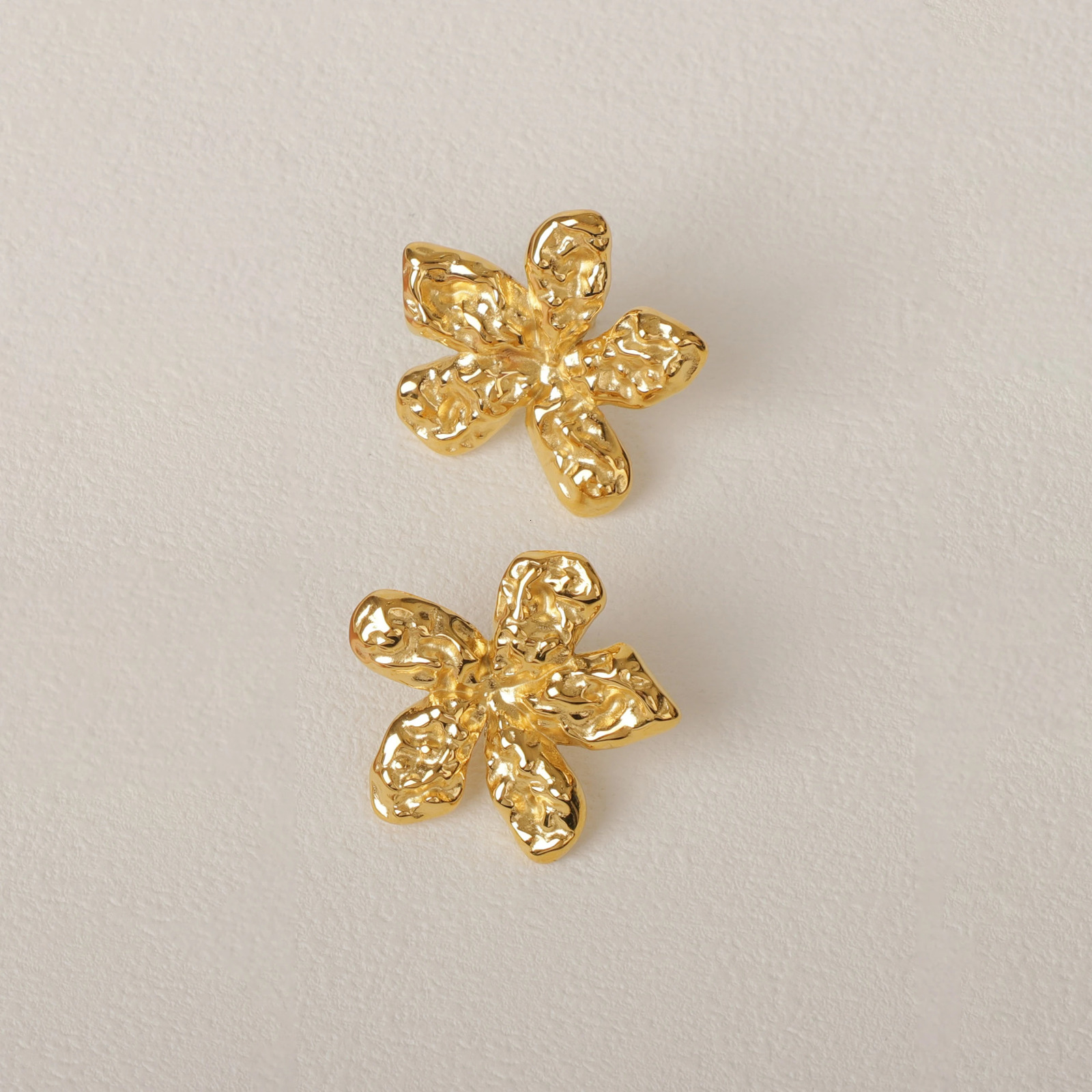 Arrival Minimalist 18K GoldPlated Hammer Flower Earrings Retro Stainless Steel NonTarnish Waterproof Engraved Fashion 240618