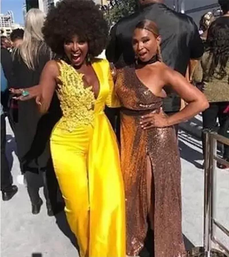 Modern 2024 Yellow Jumpsuits Prom Dresses Sexy Backless Lace Applqiue One Long Sleeve Chic Stunding Evening Gowns For Women