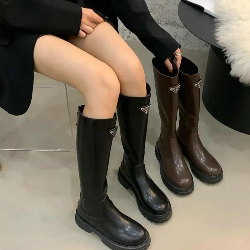 Fashionable Triangle Label Thick Heel Long Tube Womens Autumn/Winter Versatile Back Zipper Knight Boots 240918