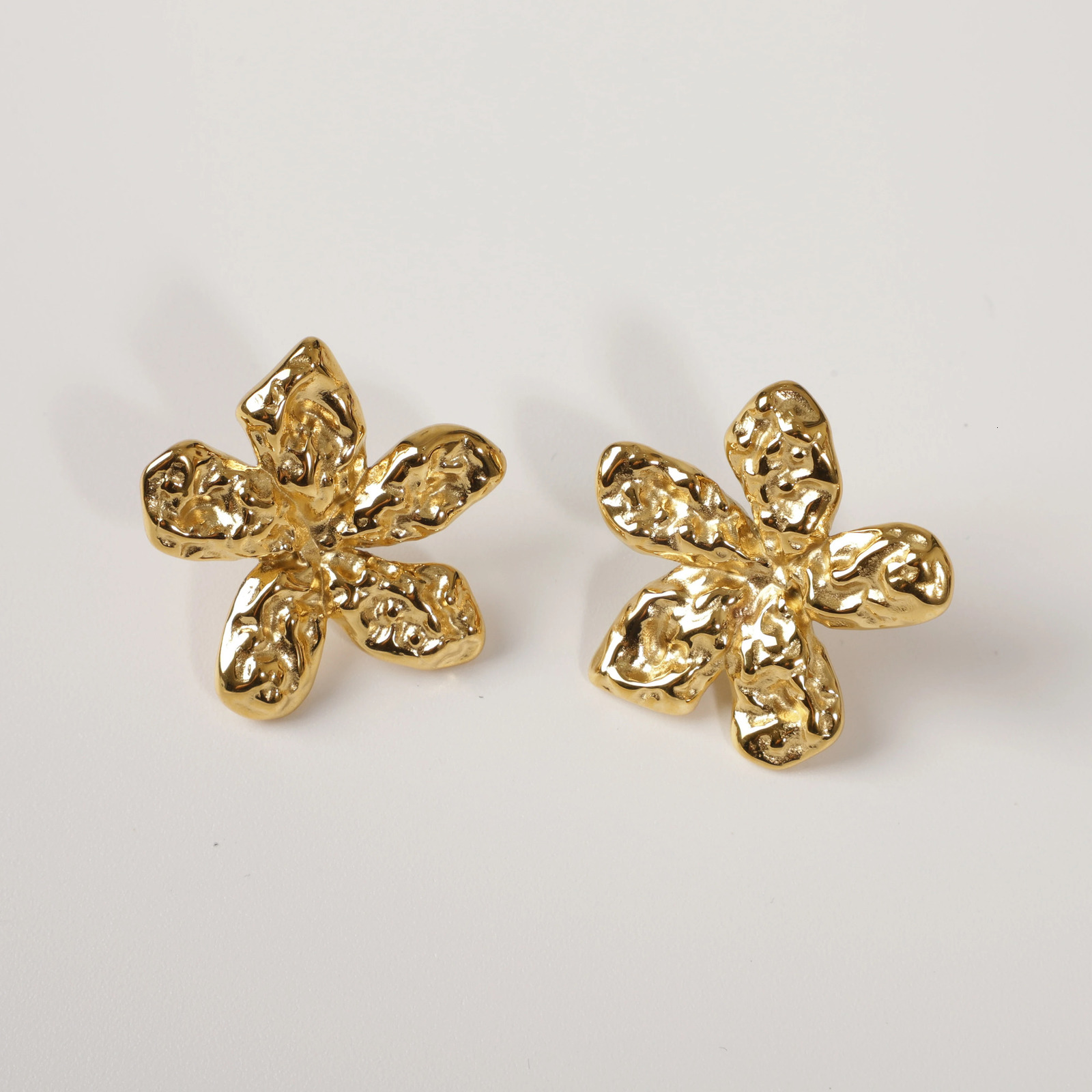 Arrival Minimalist 18K GoldPlated Hammer Flower Earrings Retro Stainless Steel NonTarnish Waterproof Engraved Fashion 240618