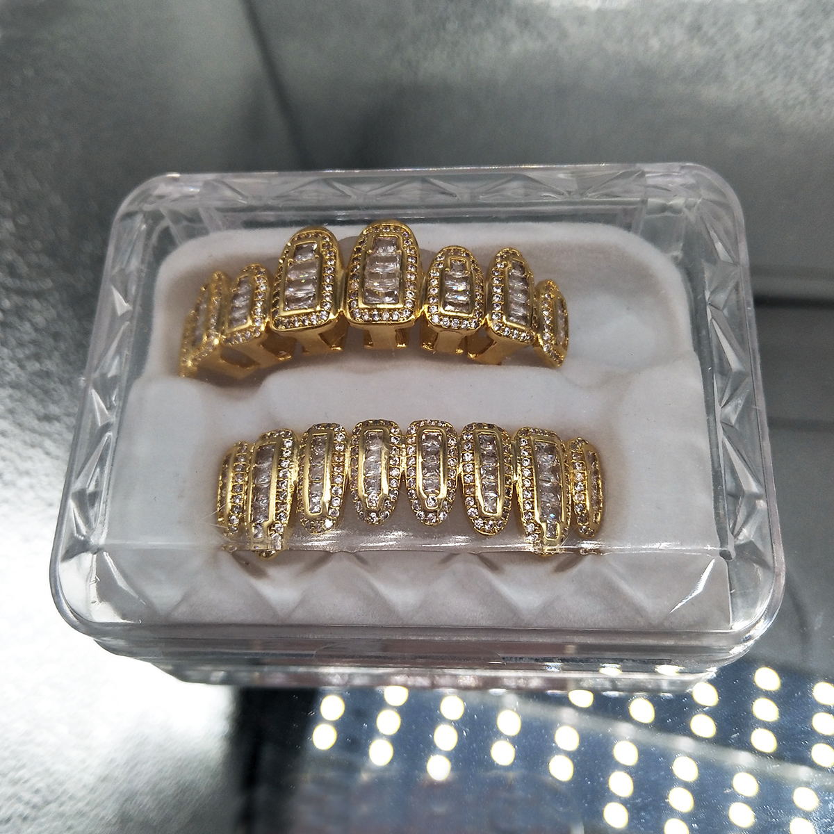 Bling Cubic Zirconia Skull Teeth Fang Grillz 18K Real Gold Punk Hip Hop Full Diamond Grills Brace Tooth Cap Rapper Body Jewelry for Cosplay Halloween 