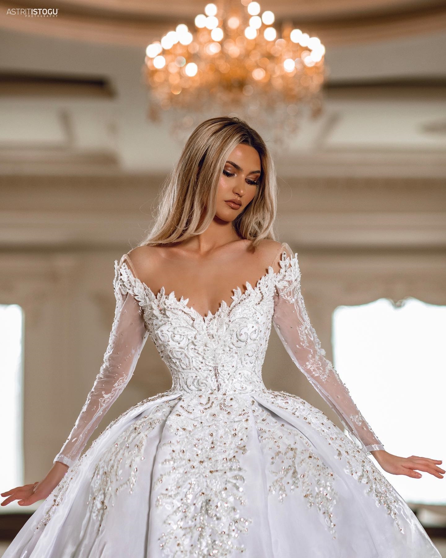 2024 Stunning Lace Illusion V-Neck Ball Gown Wedding Dress Delicate Beaed Pearls Bling Appliques Lace Full Sleeves Bridal Gowns 2024