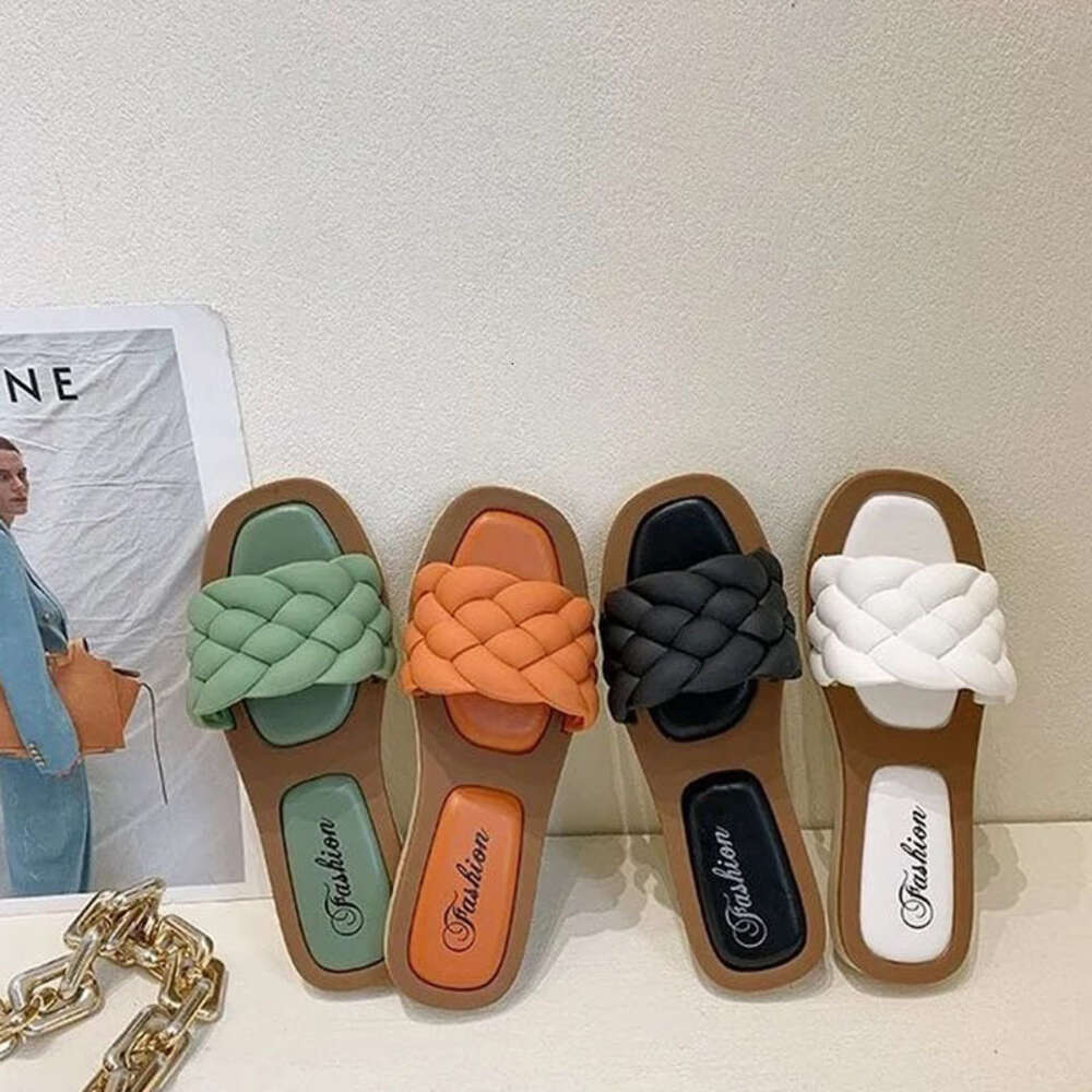 New Styles Summer Fashion Leather Flat Sandals Non-slip Soft Bottom Comfortable Slippers for Women