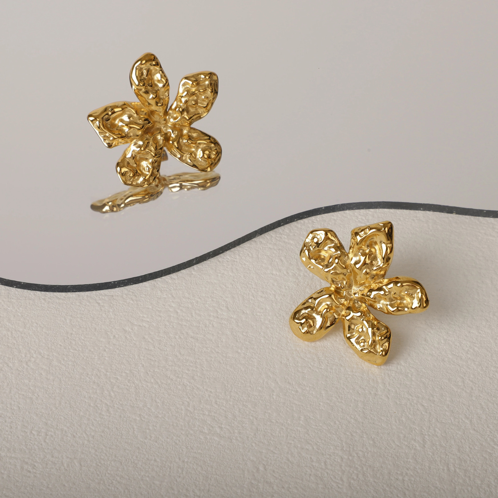 Arrival Minimalist 18K GoldPlated Hammer Flower Earrings Retro Stainless Steel NonTarnish Waterproof Engraved Fashion 240618