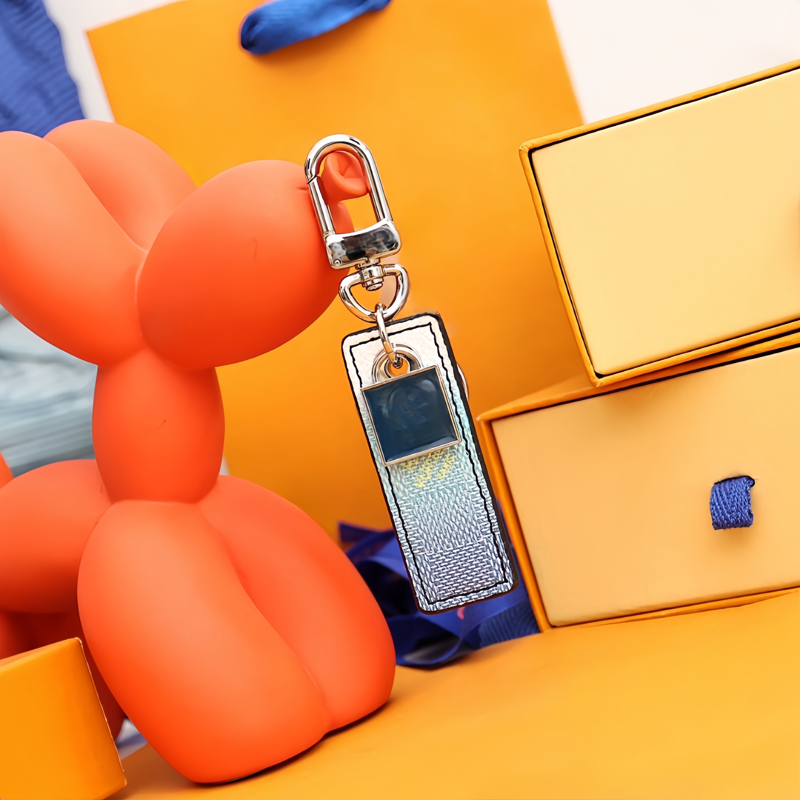 Keychains Lanyards Designer Keychain Classic exquisite fashion Luxury Keychain High quality Unisex leather bag Lanyard Gold Plated Keychain Car Keychain cartoon