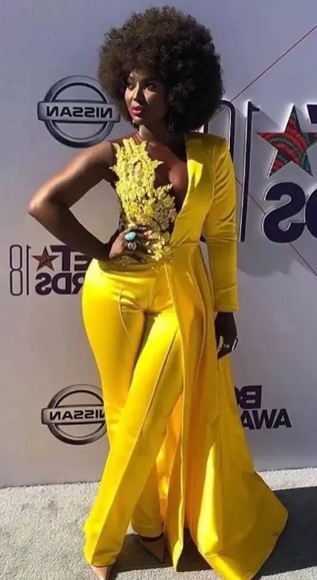 Modern 2024 Yellow Jumpsuits Prom Dresses Sexy Backless Lace Applqiue One Long Sleeve Chic Stunding Evening Gowns For Women