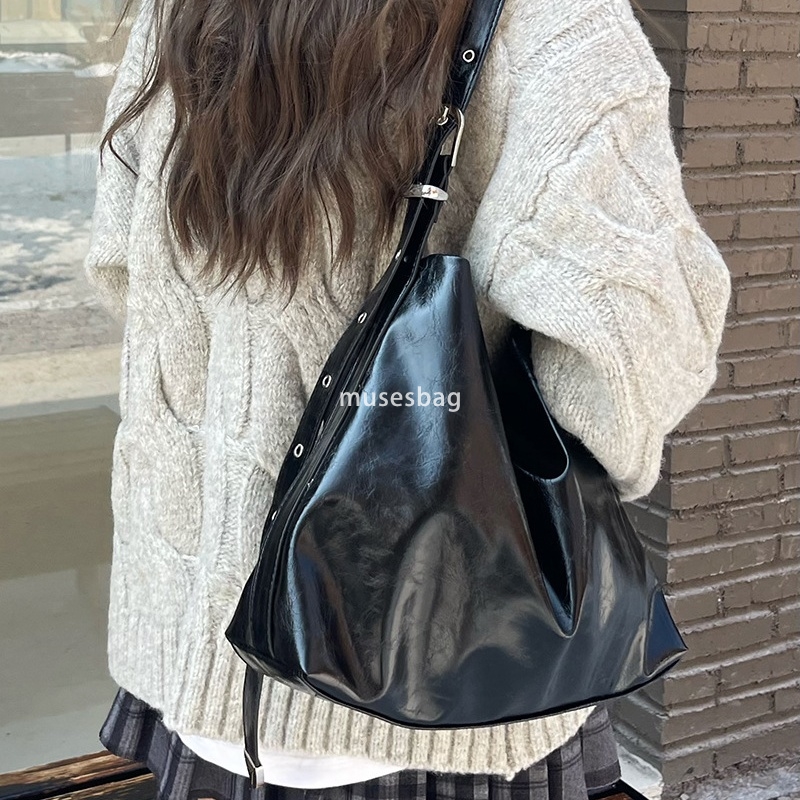 New Fashion Trend Daily Matching Black Soft Leather Large Capacity Commuter Casual Tote Bag Women's Bag Korean Fashion One Shoulder Crossbody Bag