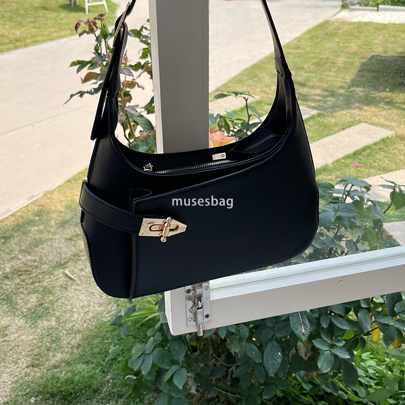 High end niche design textured underarm bag new and versatile temperament commuting single shoulder bag black portable small bag for women