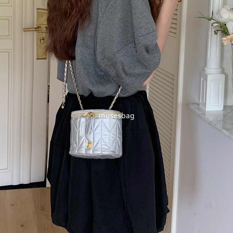 Trendy and fashionable niche design diamond grid small fragrant style chain bag women new fashionable summer small square bag versatile Instagram cros