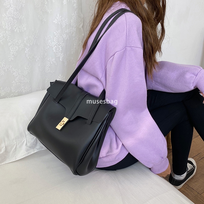 Soft leather large capacity fashionable retro flip back commuting bag for women autumn and winter new single shoulder carrying oversized bag