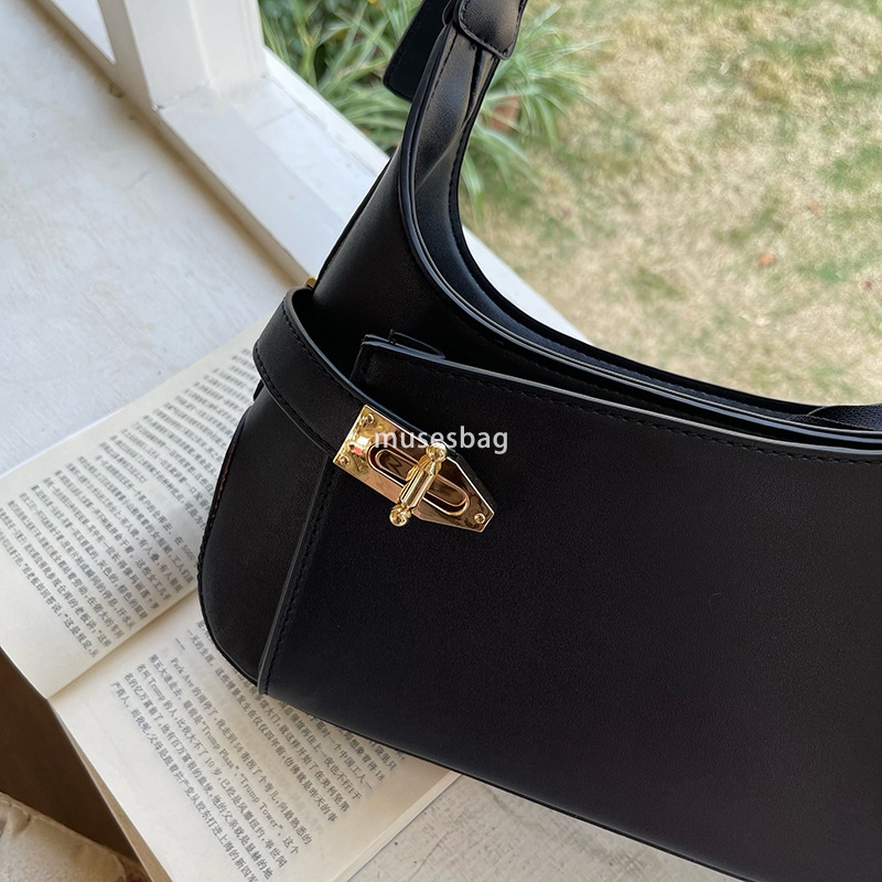High end niche design textured underarm bag new and versatile temperament commuting single shoulder bag black portable small bag for women
