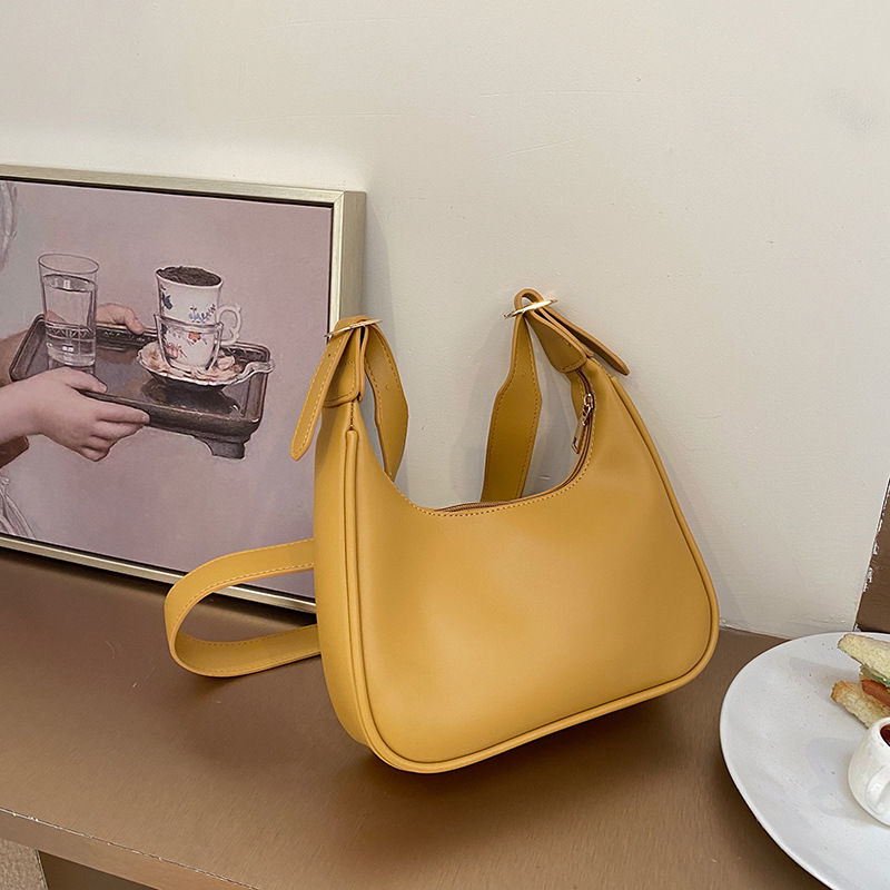 New Soft Leather Bag Women's Retro Underarm Large Capacity Simple Daily Handbag Crescent One Shoulder Crossbody Dumpling Bag Women's Trend