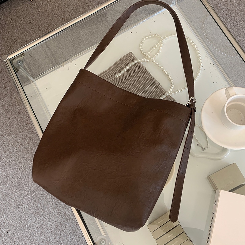 Lazy Large Capacity Tote Bag for Women New Fashion Commuting Soft Leather Bucket Bag for College Students Crossbody Shoulder Bag