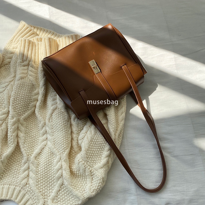 Soft leather large capacity fashionable retro flip back commuting bag for women autumn and winter new single shoulder carrying oversized bag