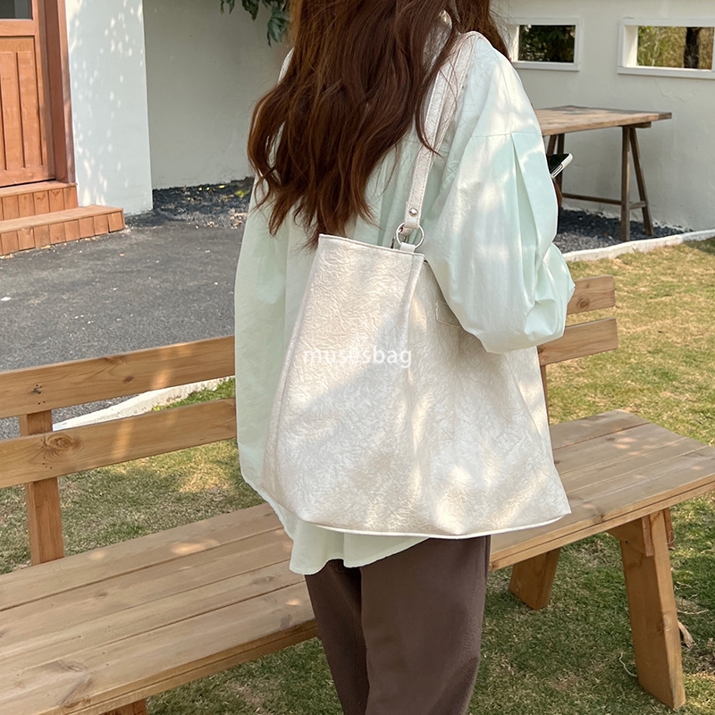 Street trend niche design large capacity and textured tote bag for women versatile and trendy early spring new popular shoulder bag