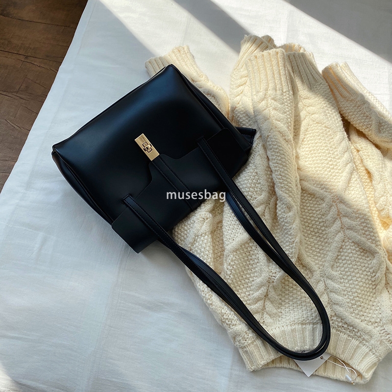 Soft leather large capacity fashionable retro flip back commuting bag for women autumn and winter new single shoulder carrying oversized bag