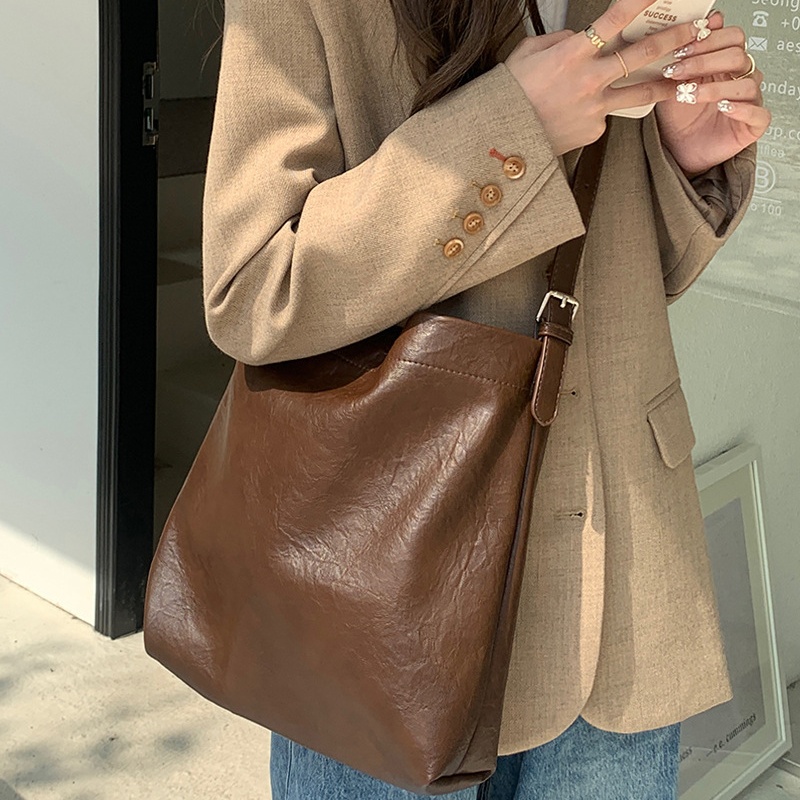 Lazy Large Capacity Tote Bag for Women New Fashion Commuting Soft Leather Bucket Bag for College Students Crossbody Shoulder Bag