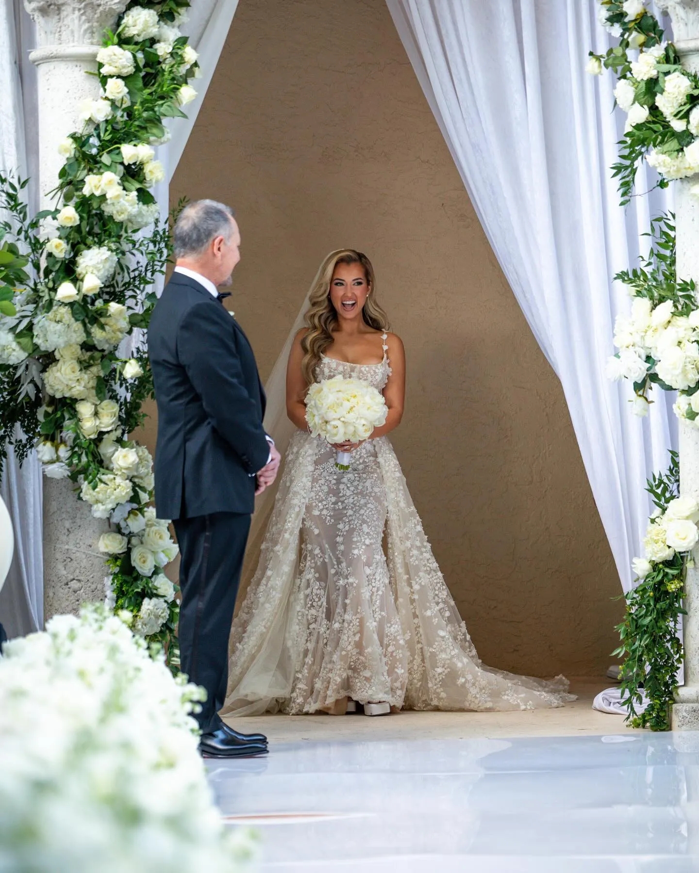 2024 White Stunning Mermaid Beaded Wedding Dresses With Detachable Train Sequined Bridal Gowns 3D Appliqued Scoop Neckline Tulle Vestido De Novia