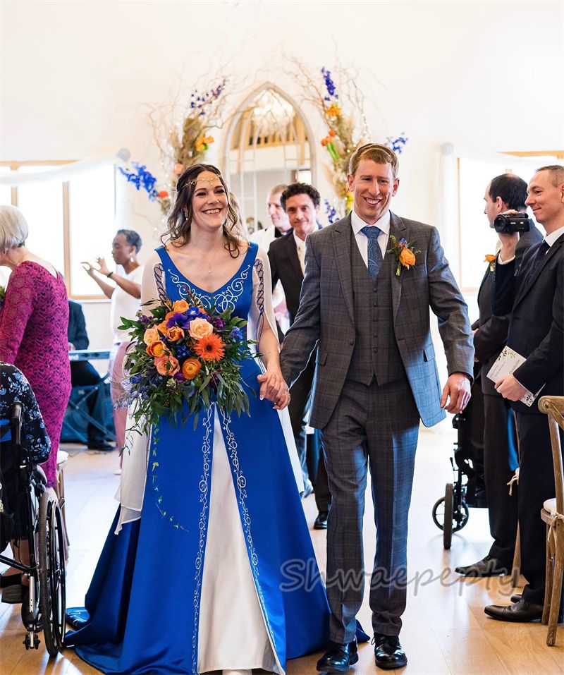 Middle East Embroidery Satin A-Line Wedding Dresses Flare Long Sleeves Royal Blue And White Bridal Gowns Court Train Country Garden Engagement Recepti