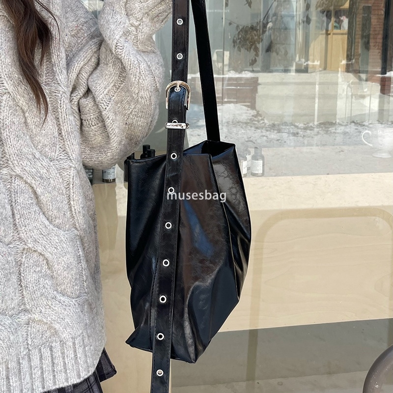 New Fashion Trend Daily Matching Black Soft Leather Large Capacity Commuter Casual Tote Bag Women's Bag Korean Fashion One Shoulder Crossbody Bag