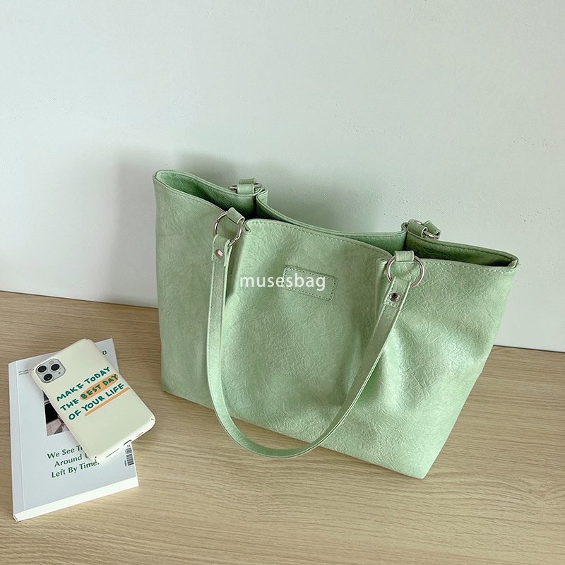 Street trend niche design large capacity and textured tote bag for women versatile and trendy early spring new popular shoulder bag