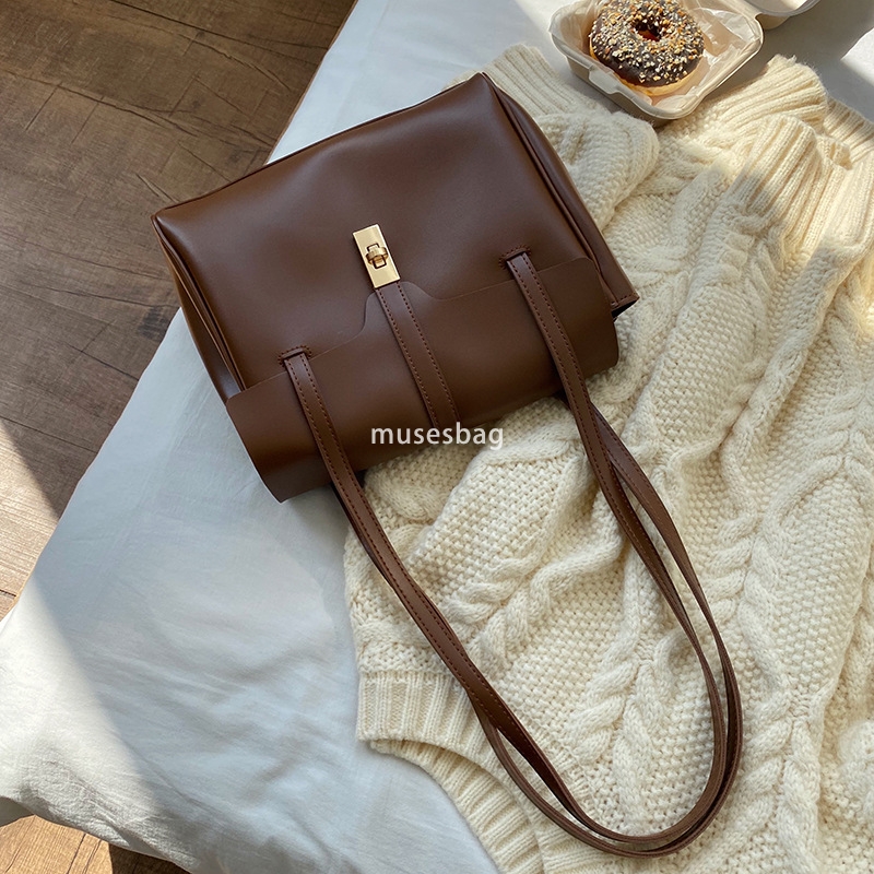 Soft leather large capacity fashionable retro flip back commuting bag for women autumn and winter new single shoulder carrying oversized bag