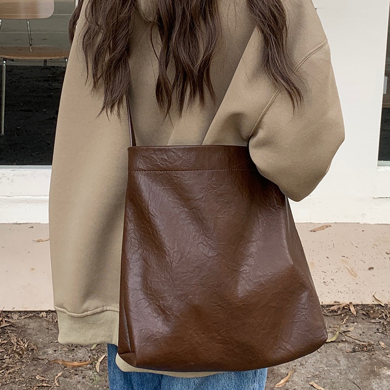 Lazy Large Capacity Tote Bag for Women New Fashion Commuting Soft Leather Bucket Bag for College Students Crossbody Shoulder Bag