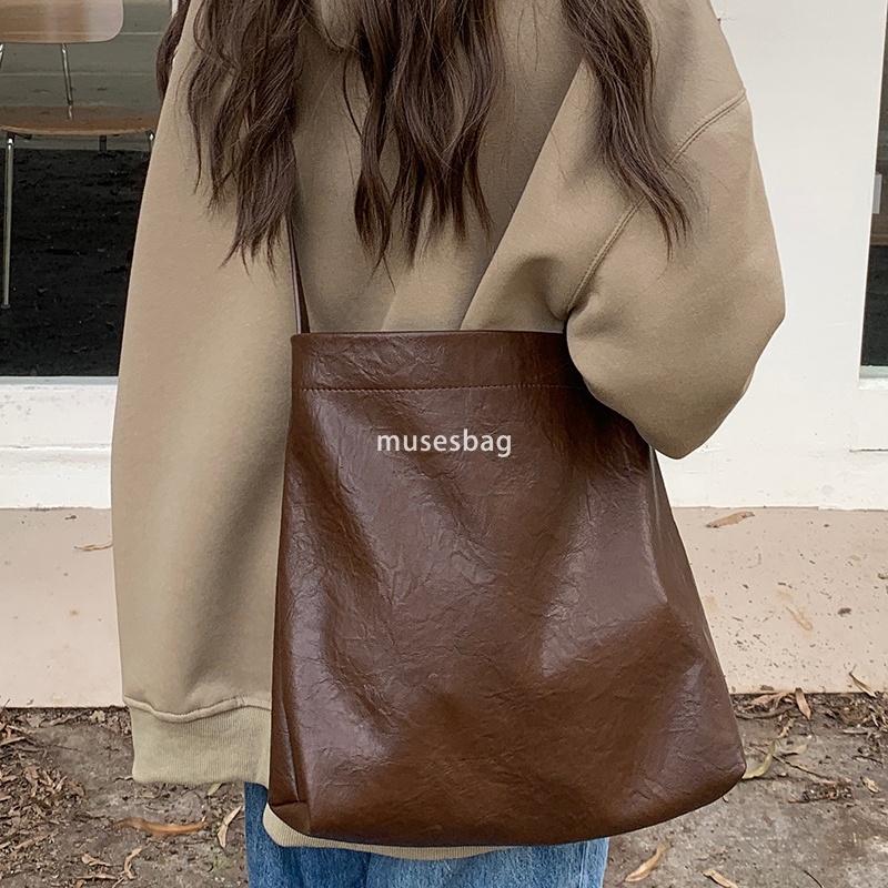 Lazy Large Capacity Tote Bag for Women New Fashion Commuting Soft Leather Bucket Bag for College Students Crossbody Shoulder Bag