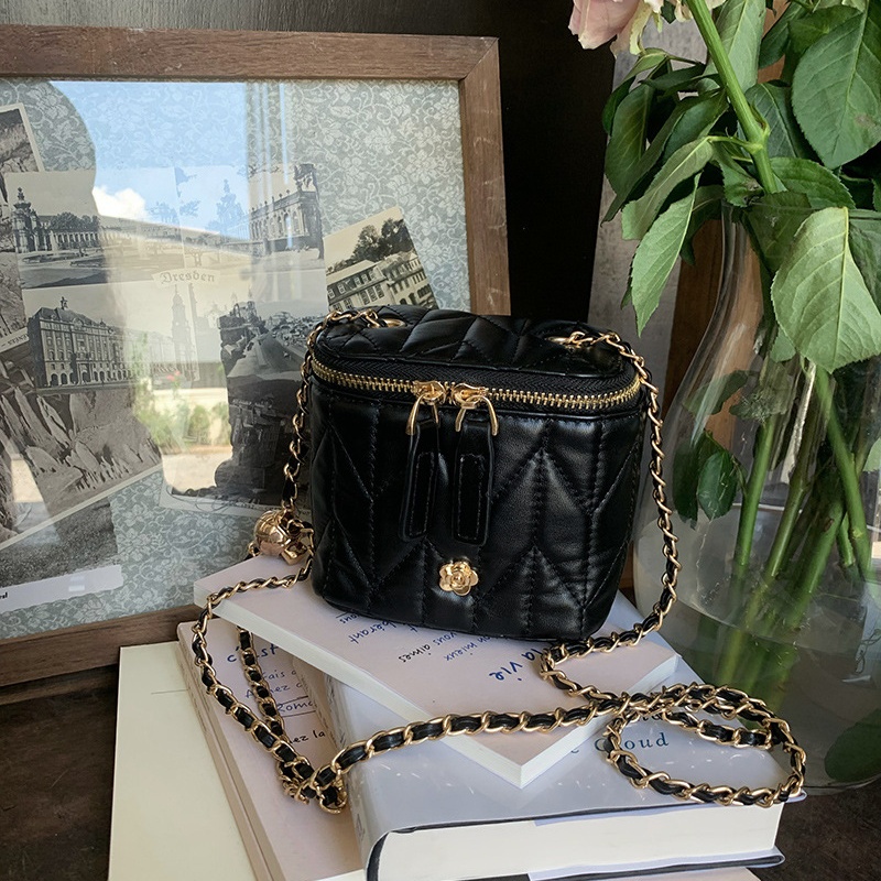 Trendy and fashionable niche design diamond grid small fragrant style chain bag women new fashionable summer small square bag versatile Instagram cros