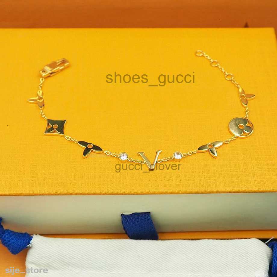 bracelets designer bracelet women small flower letter pink plate charm bracelet womens high quality fashion personalize fine luxury jewelry for with box