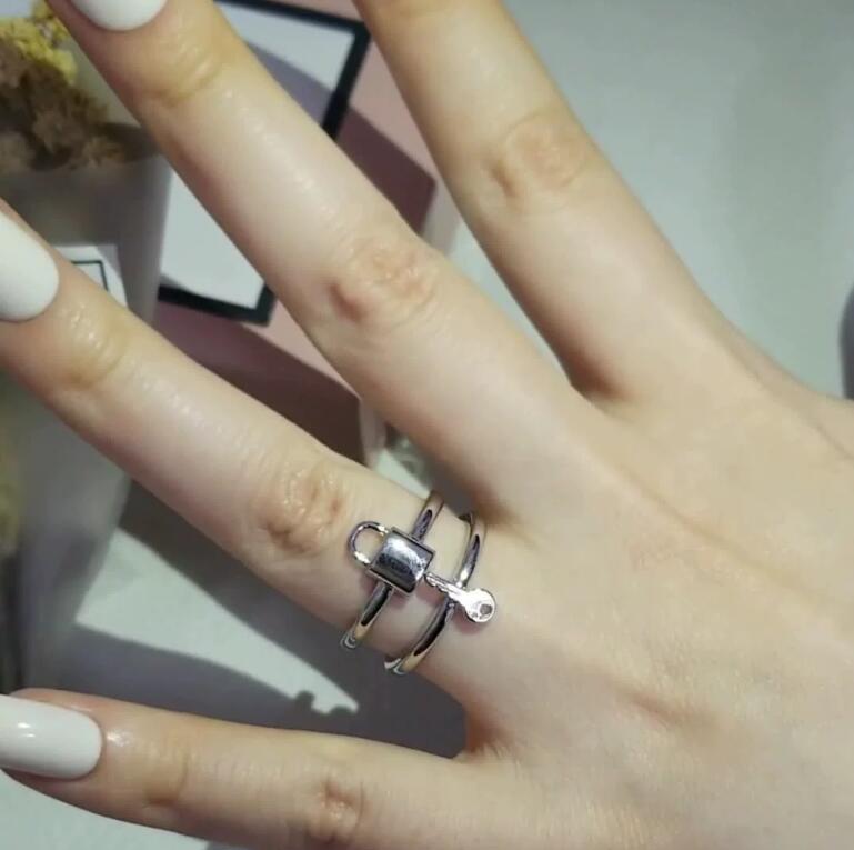 Sterg Sier Key Ring: Simple & Fashionable Jewelry, Perfect Gift for Couples