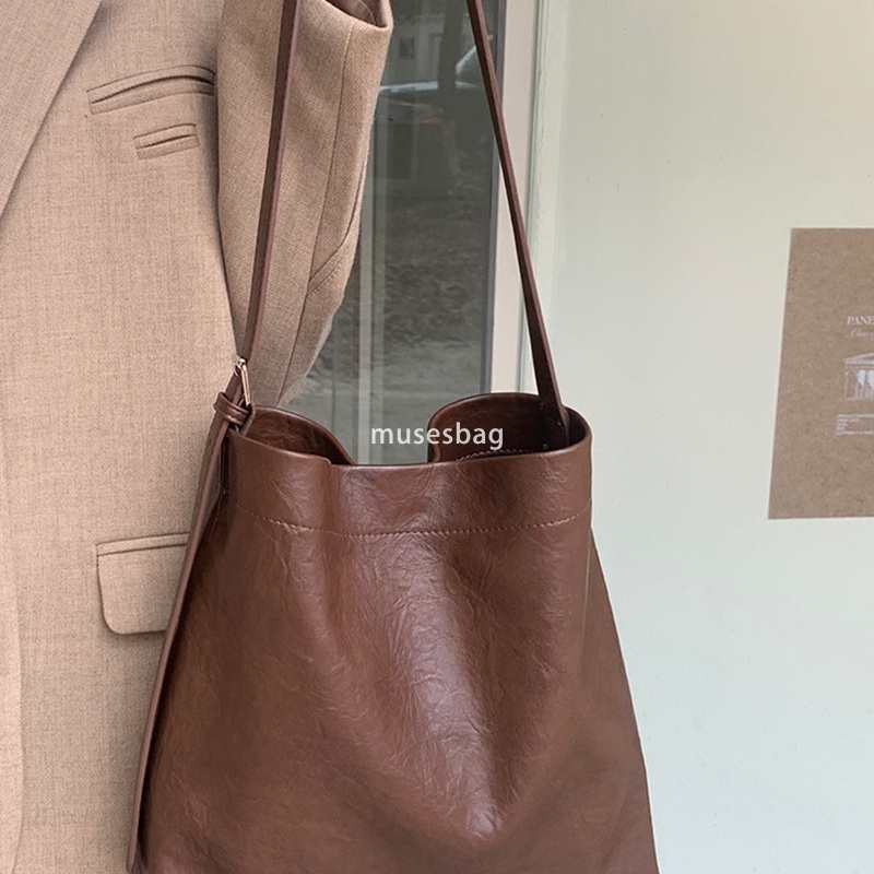 Lazy Large Capacity Tote Bag for Women New Fashion Commuting Soft Leather Bucket Bag for College Students Crossbody Shoulder Bag