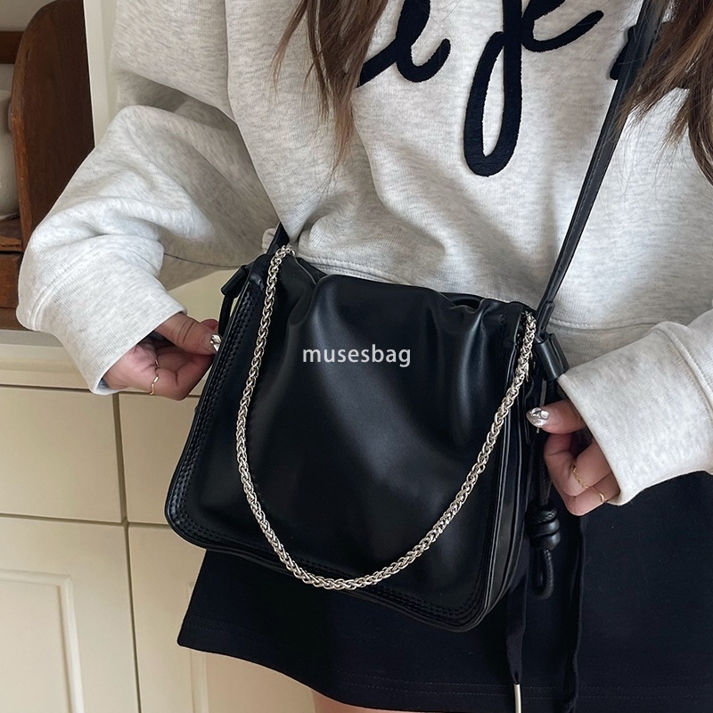 A niche design bag for commuting a new fashionable and high-end feeling pleated and versatile autumn and winter ins single shoulder crossbody bag