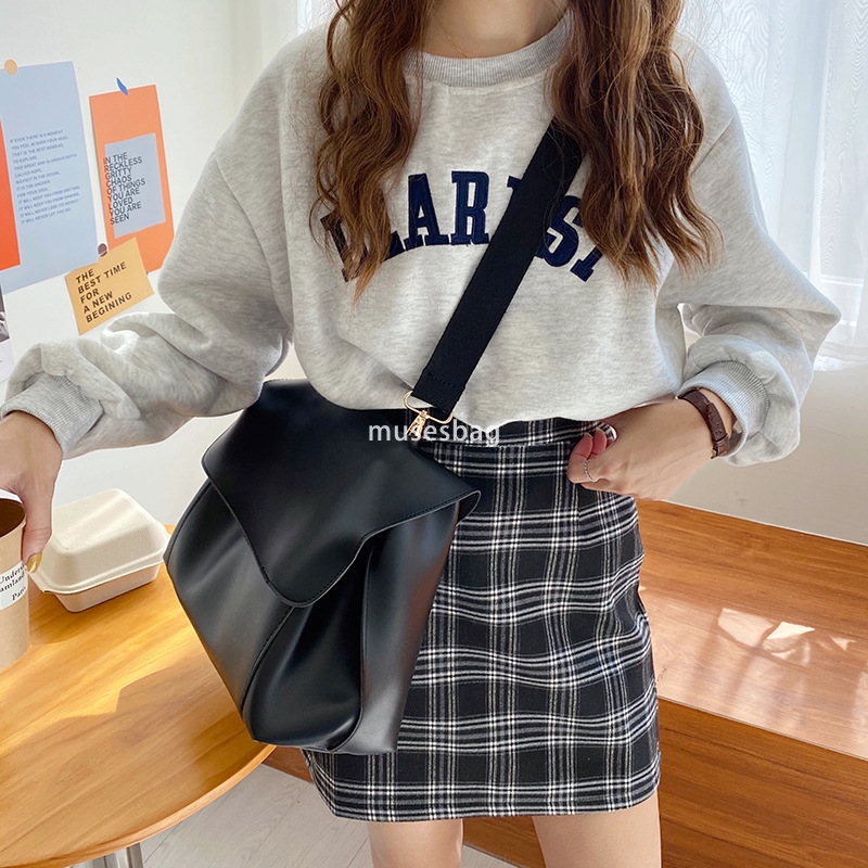 Low end design high-quality large capacity bags autumn and winter new internet celebrity retro briefcase female niche design one shoulder crossbody ba