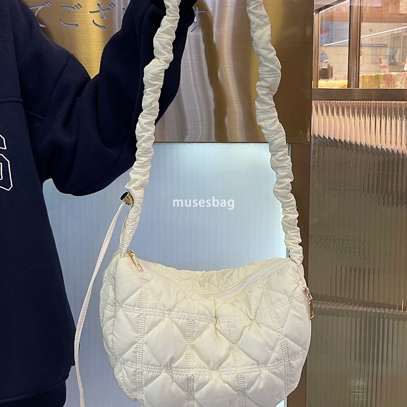 Dumpling dumplings autumn and winter niche versatile cloud bubble pleated bag women's large capacity lightweight down bag one shoulder crossbody 